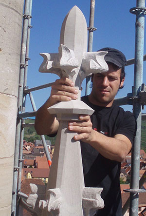 Bruno Marson-fleuron grès-Bruno Marson tailleur de pierre et sculpteur-Strasbourg Ernolsheim-Bruche Alsace Bas-Rhin 67