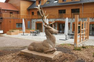 sculpture cerf en pierre sculpteur bruno marson ernolsheim bruche strasbourg